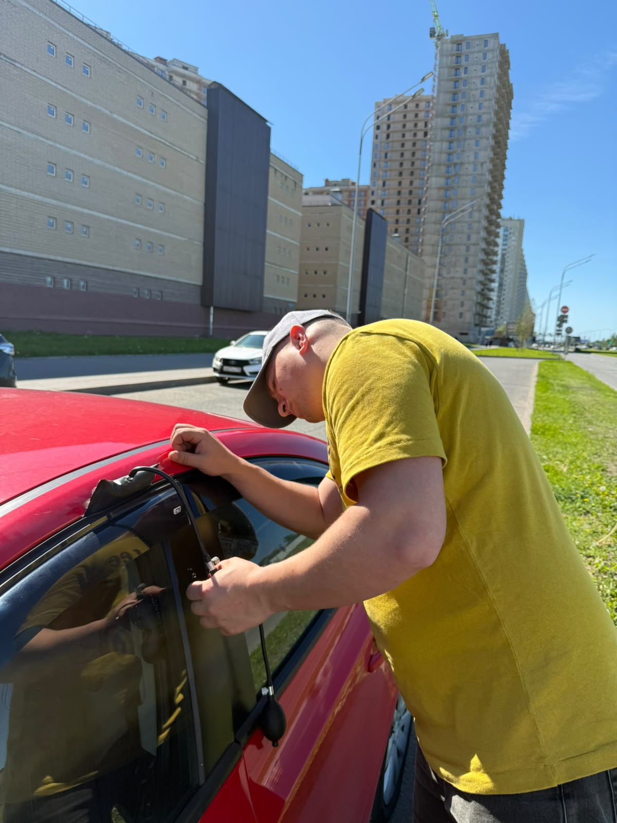 Аварийное вскрытие автомобиля мастером в Новое Девяткино 